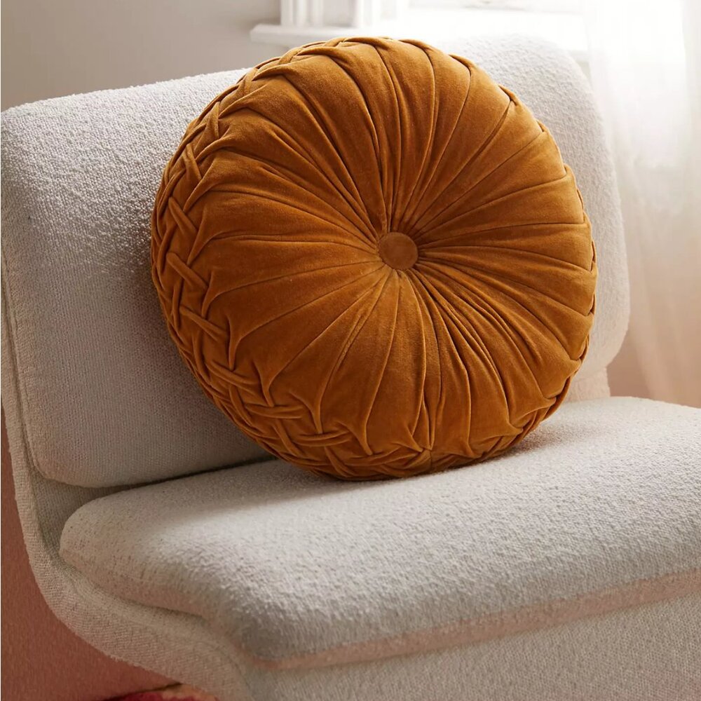 Round Pintuck Pillow
